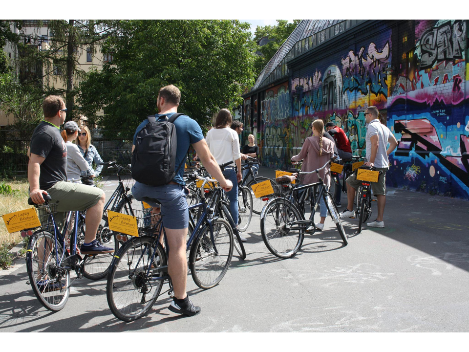 Tourengruppe vor Graffiti-Wand